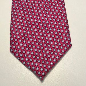 Pink vineyard vines tie with seashell design